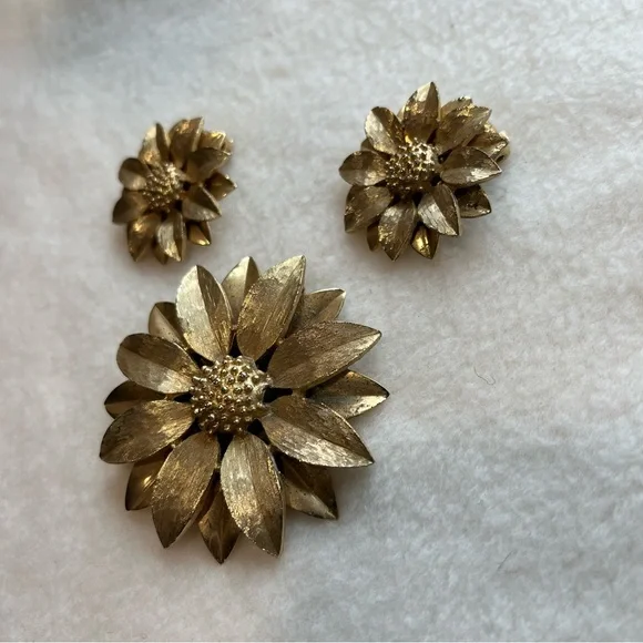 Sarah Coventry "Satin Petals" Signed Gold Tone Brooch & Matching Earrings -1964 - Picture 5 of 13